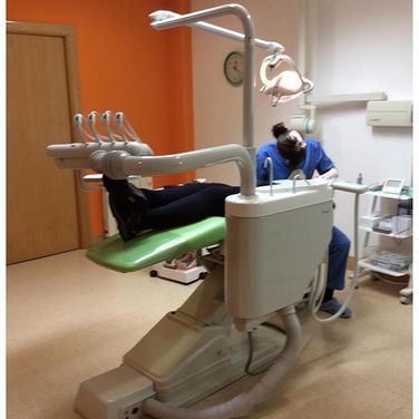 Clínica Dental Montebideo dentista realizando curación