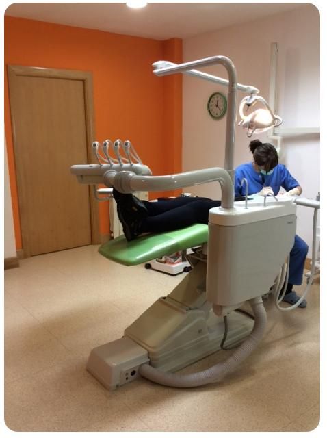 Clínica Dental Montebideo dentista con paciente en consultorio